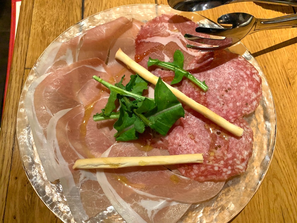 ピザ推しの人気イタリアンでも、やはりいつも通り赤ワインと生ハムから注文するというルーティンが炸裂した。