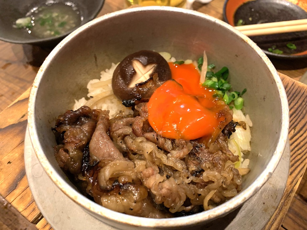 なんばで人気の知る人ぞ知る「釜飯」が売りの居酒屋で、名物の和牛すき焼き釜飯と美味しいグルメを堪能して来た。