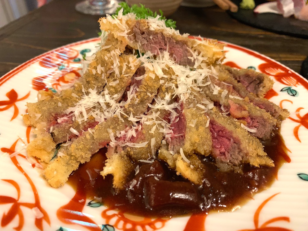 貴重で美味しい鹿肉を堪能！店主の友人がプロの狩人らしく、その方が本当に狩って来た鹿を使ったカツレツである。