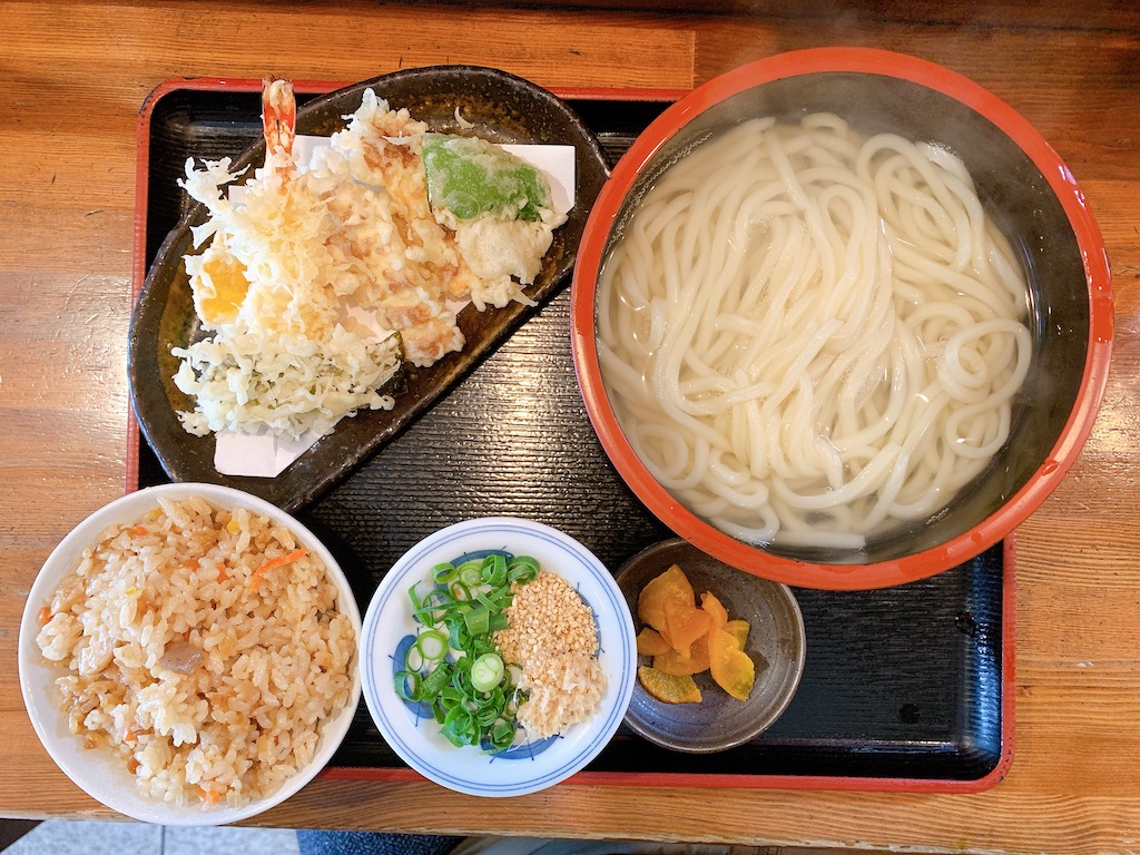 堀江エリアで知る人ぞ知るうどんの人気店「母寿」さん。やわらかめのうどんは優しい食感でどんどん口に運んでしまう。うどんメニューが沢山あるので、限定的なセットメニューより単品で注文することをオススメする。