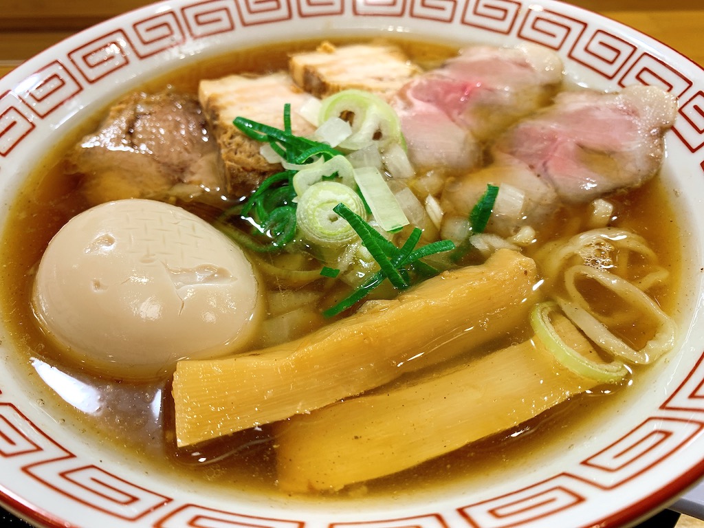 なんばのNGK裏に喜多方ラーメン居酒屋がニューオープン!あのほろほろチャーシューと中太縮れ麺の王道喜多方ラーメンが食せる、ありそうで無かったお店である。喜多方ラーメンを食べるとどこか懐かしく、ノスタルジーを感じてしまうのは私だけであろうか。。。